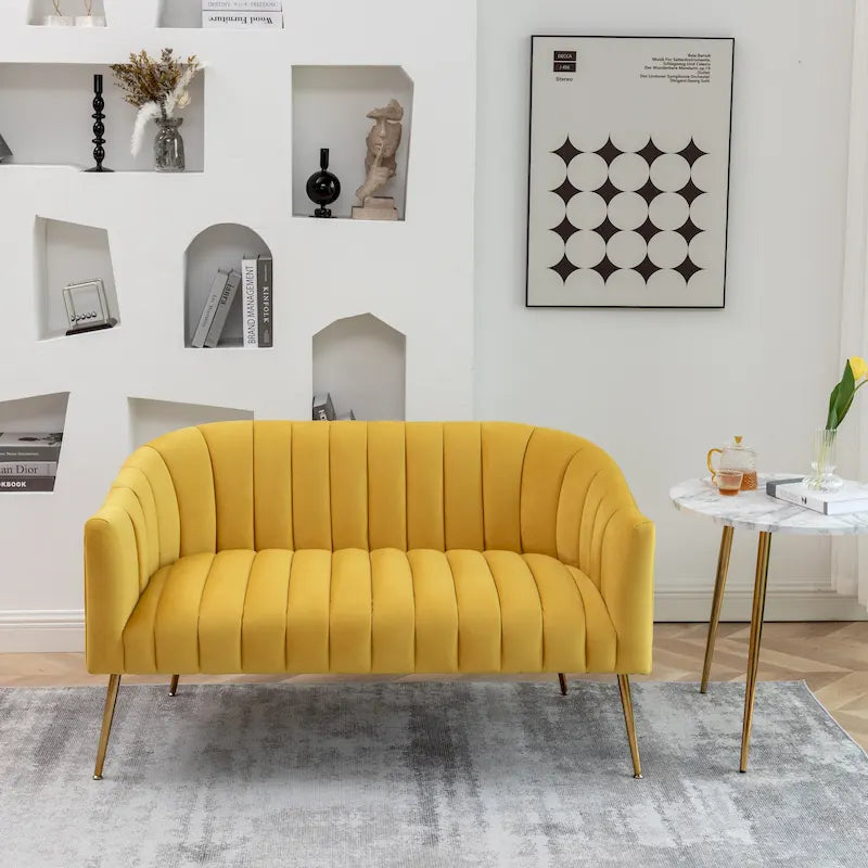 Samtiges Zweisitzer-Sofa mit kanalgetufteter Rückenlehne und Metallbeinen