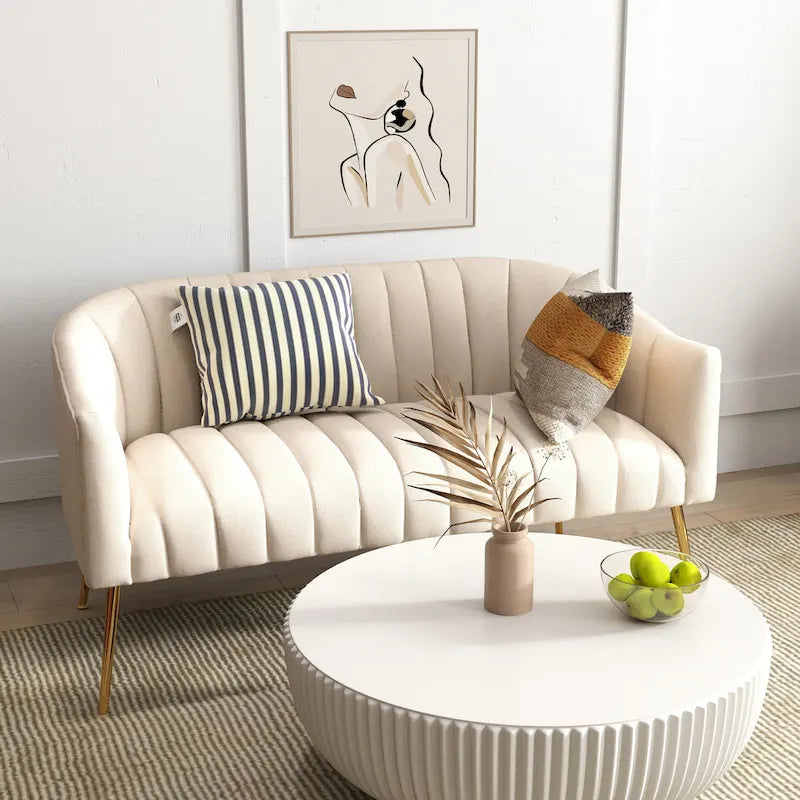 Samtiges Zweisitzer-Sofa mit kanalgetufteter Rückenlehne und Metallbeinen
