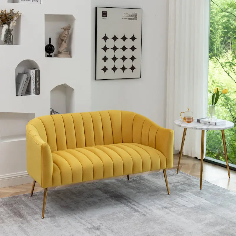 Samtiges Zweisitzer-Sofa mit kanalgetufteter Rückenlehne und Metallbeinen