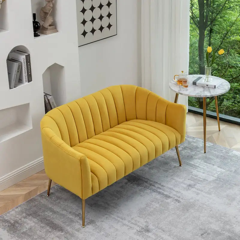 Samtiges Zweisitzer-Sofa mit kanalgetufteter Rückenlehne und Metallbeinen
