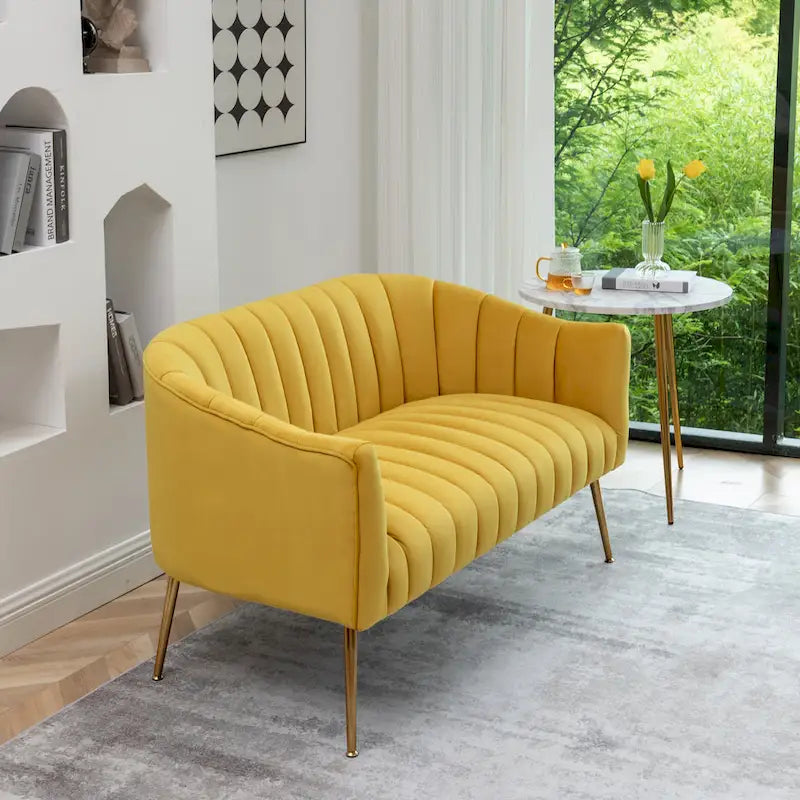 Samtiges Zweisitzer-Sofa mit kanalgetufteter Rückenlehne und Metallbeinen