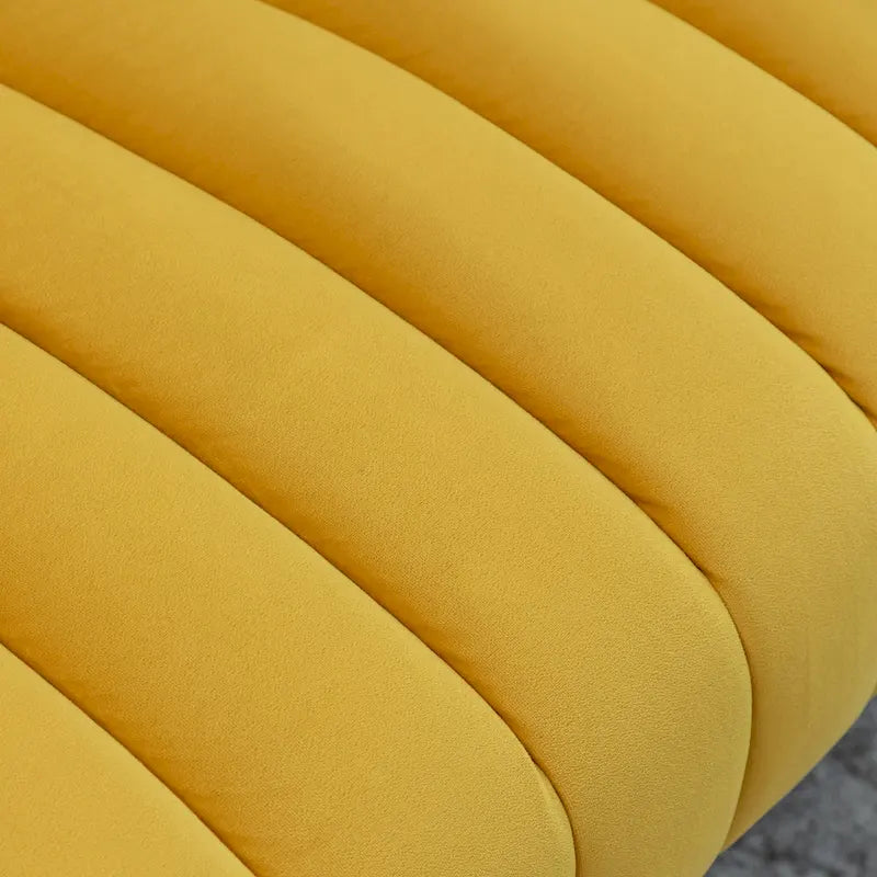 Samtiges Zweisitzer-Sofa mit kanalgetufteter Rückenlehne und Metallbeinen