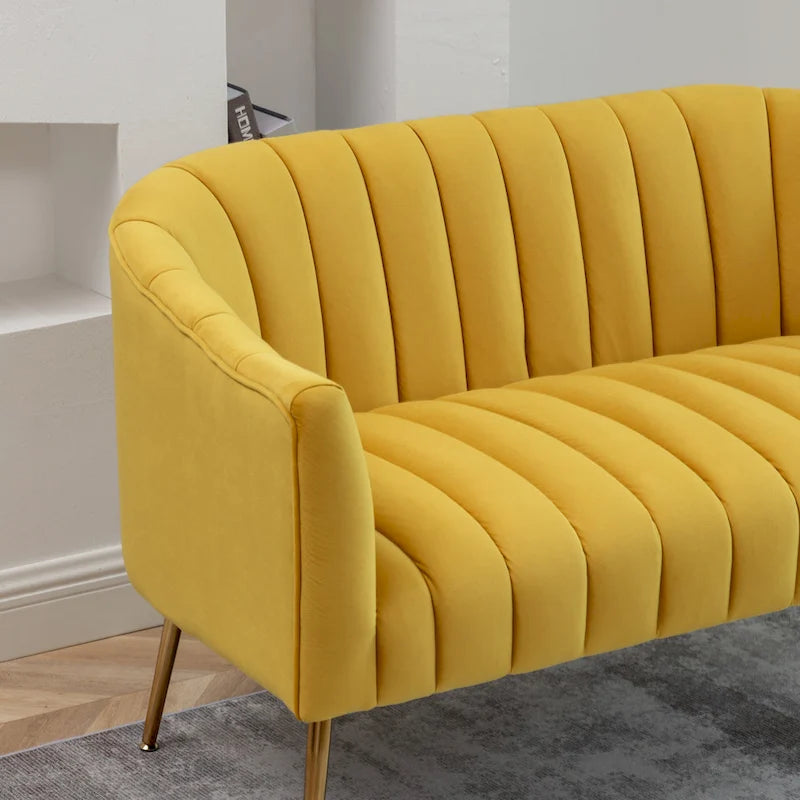 Samtiges Zweisitzer-Sofa mit kanalgetufteter Rückenlehne und Metallbeinen