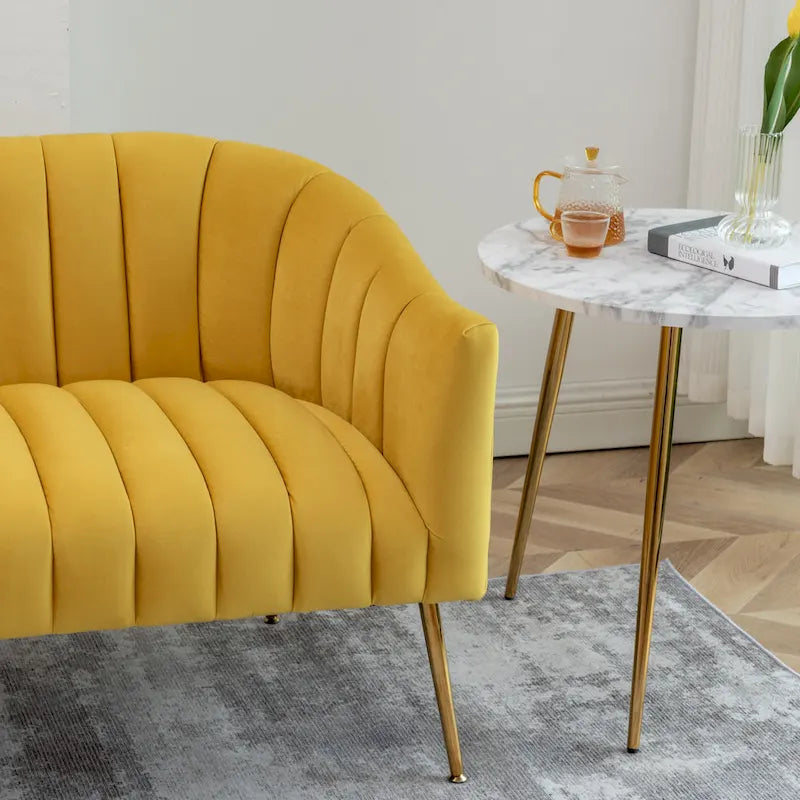 Samtiges Zweisitzer-Sofa mit kanalgetufteter Rückenlehne und Metallbeinen