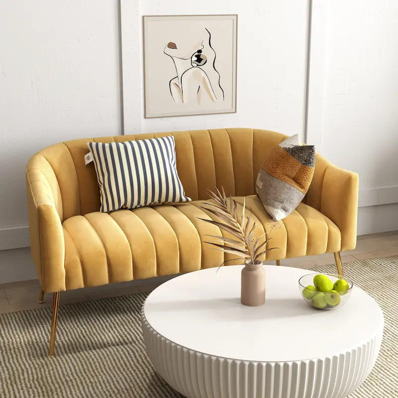 Samtiges Zweisitzer-Sofa mit kanalgetufteter Rückenlehne und Metallbeinen
