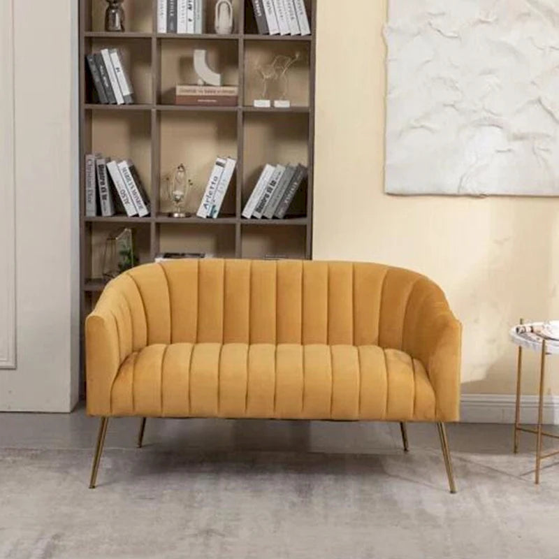 Samtiges Zweisitzer-Sofa mit kanalgetufteter Rückenlehne und Metallbeinen