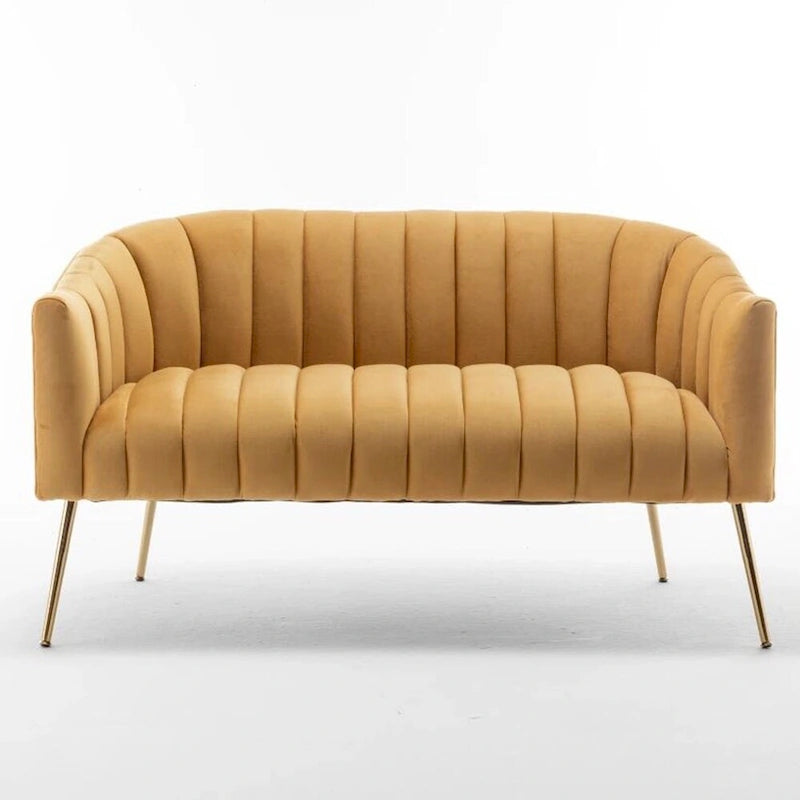 Samtiges Zweisitzer-Sofa mit kanalgetufteter Rückenlehne und Metallbeinen