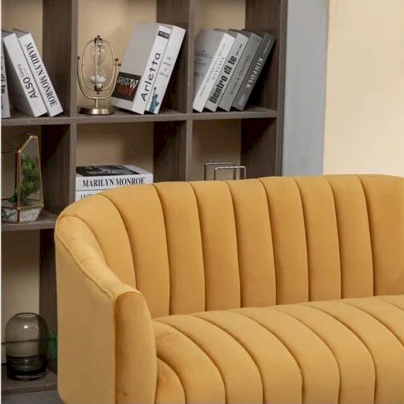 Samtiges Zweisitzer-Sofa mit kanalgetufteter Rückenlehne und Metallbeinen