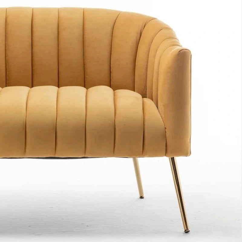 Samtiges Zweisitzer-Sofa mit kanalgetufteter Rückenlehne und Metallbeinen