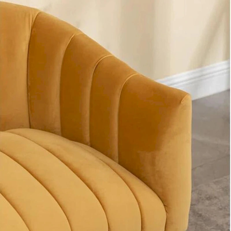 Samtiges Zweisitzer-Sofa mit kanalgetufteter Rückenlehne und Metallbeinen