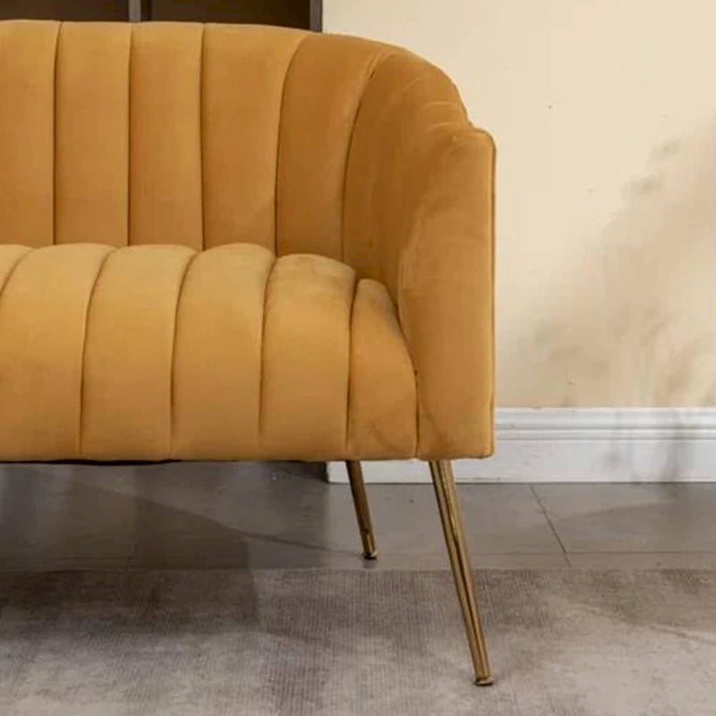 Samtiges Zweisitzer-Sofa mit kanalgetufteter Rückenlehne und Metallbeinen