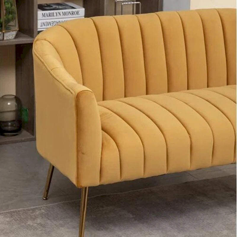 Samtiges Zweisitzer-Sofa mit kanalgetufteter Rückenlehne und Metallbeinen