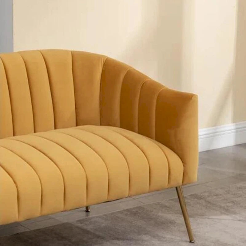 Samtiges Zweisitzer-Sofa mit kanalgetufteter Rückenlehne und Metallbeinen