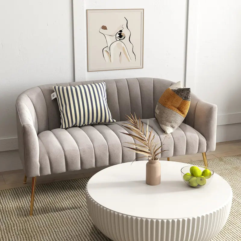Samtiges Zweisitzer-Sofa mit kanalgetufteter Rückenlehne und Metallbeinen