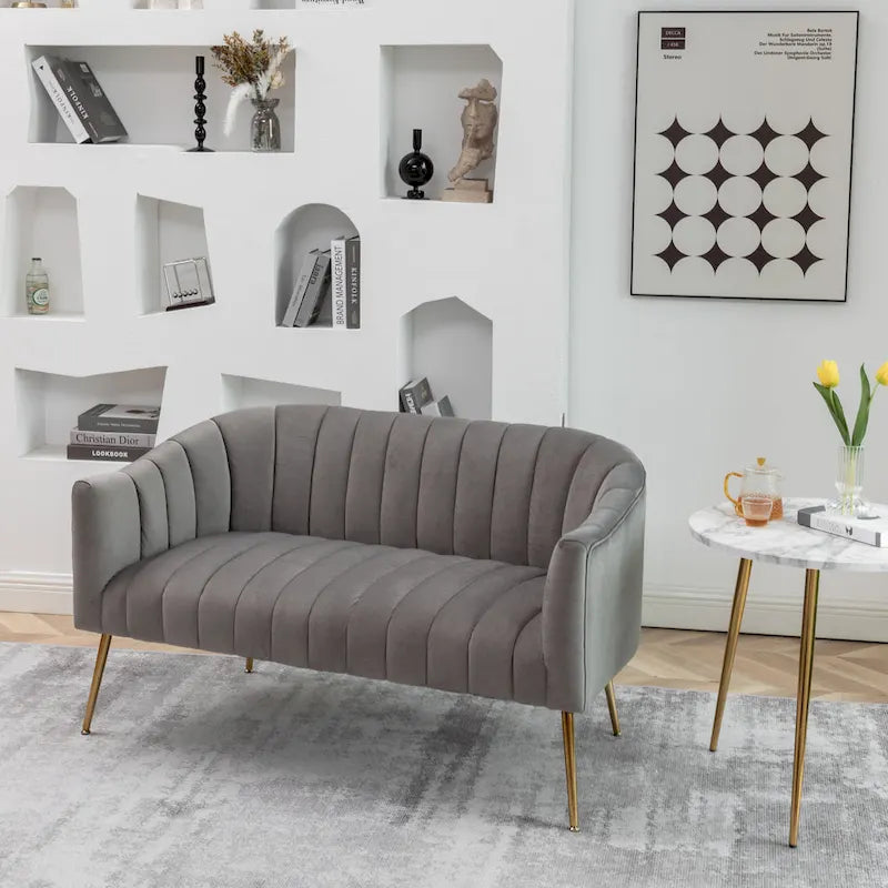 Samtiges Zweisitzer-Sofa mit kanalgetufteter Rückenlehne und Metallbeinen