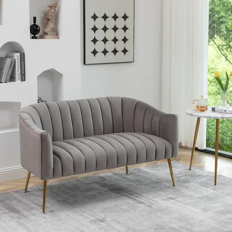 Samtiges Zweisitzer-Sofa mit kanalgetufteter Rückenlehne und Metallbeinen