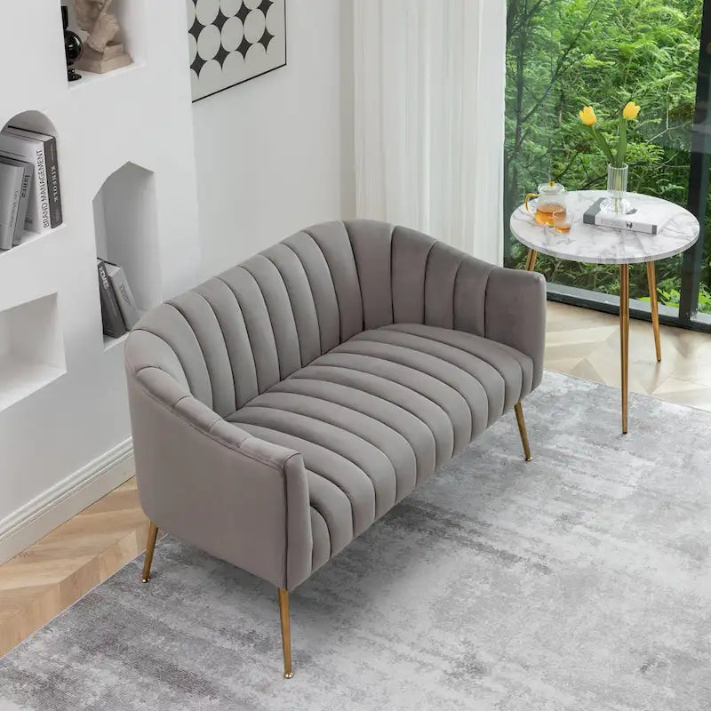 Samtiges Zweisitzer-Sofa mit kanalgetufteter Rückenlehne und Metallbeinen