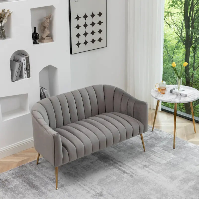 Samtiges Zweisitzer-Sofa mit kanalgetufteter Rückenlehne und Metallbeinen