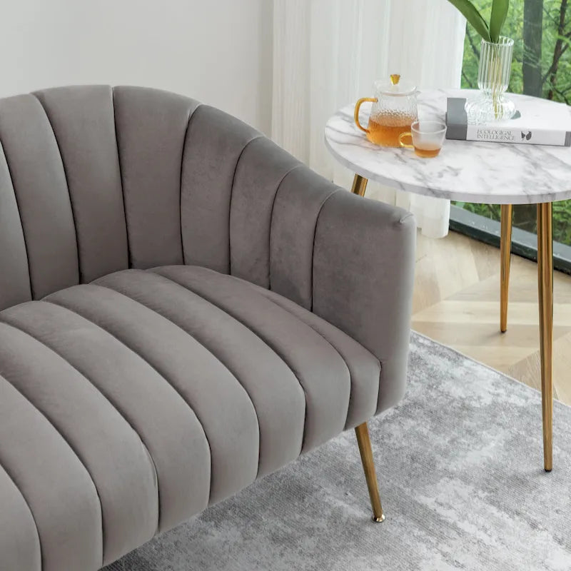 Samtiges Zweisitzer-Sofa mit kanalgetufteter Rückenlehne und Metallbeinen