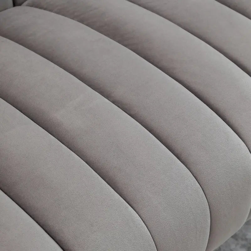 Samtiges Zweisitzer-Sofa mit kanalgetufteter Rückenlehne und Metallbeinen