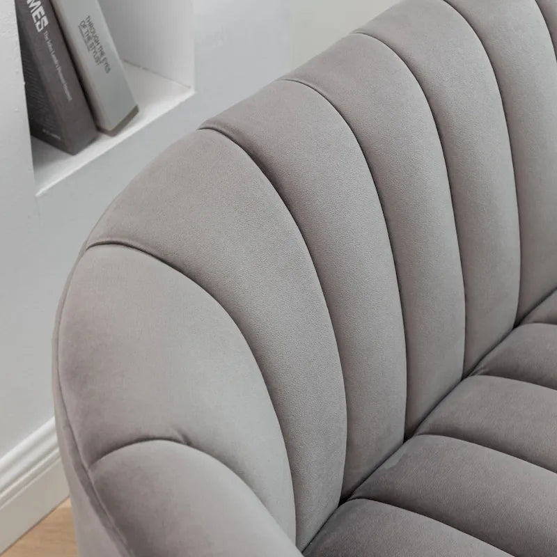 Samtiges Zweisitzer-Sofa mit kanalgetufteter Rückenlehne und Metallbeinen