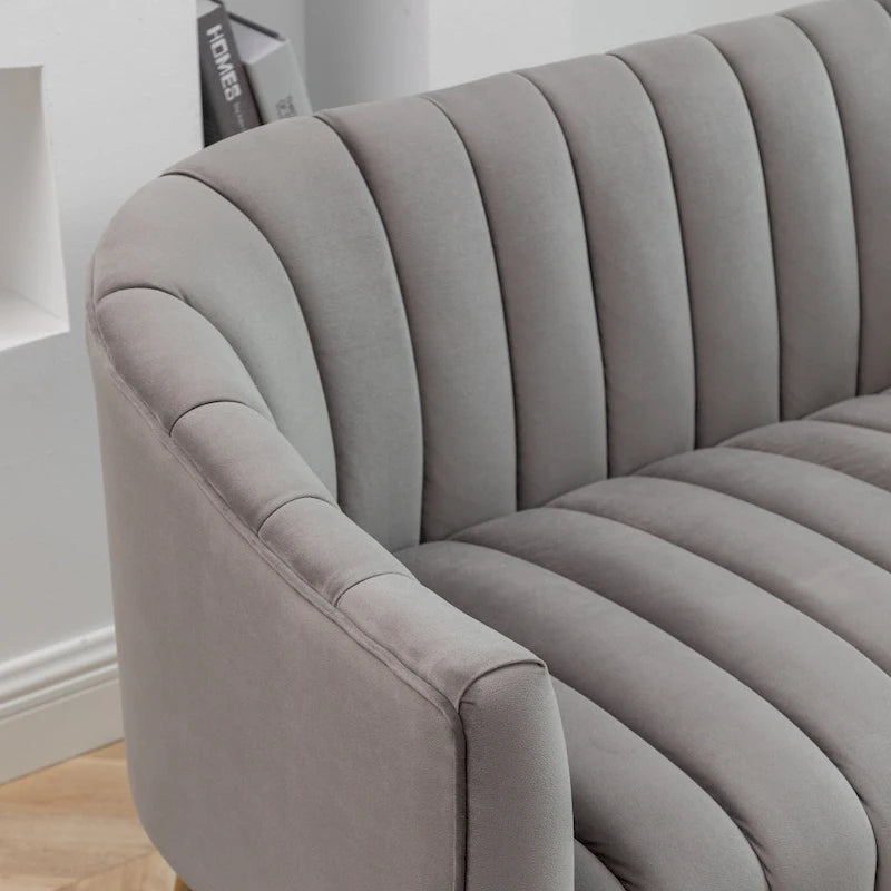 Samtiges Zweisitzer-Sofa mit kanalgetufteter Rückenlehne und Metallbeinen