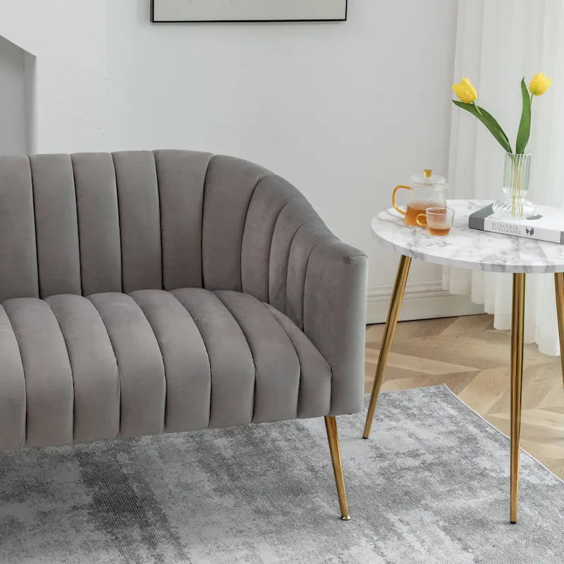Samtiges Zweisitzer-Sofa mit kanalgetufteter Rückenlehne und Metallbeinen