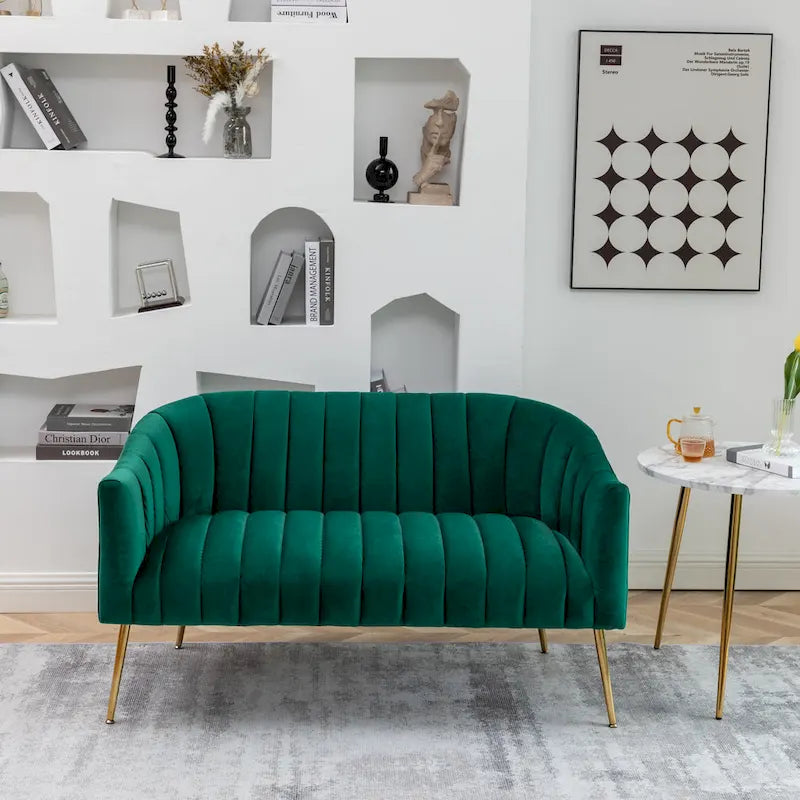 Samtiges Zweisitzer-Sofa mit kanalgetufteter Rückenlehne und Metallbeinen