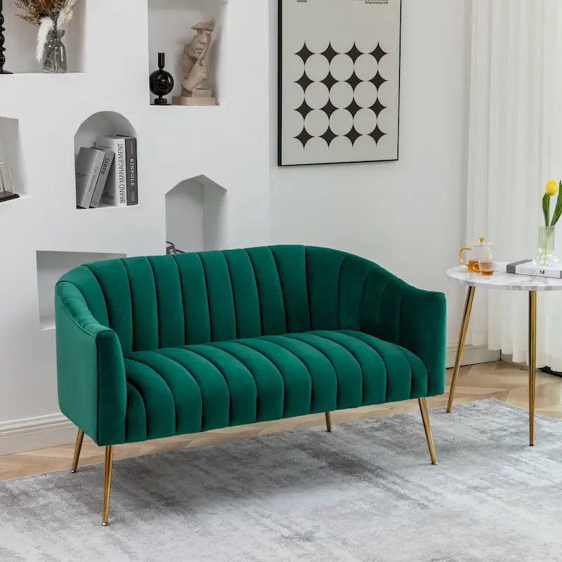Samtiges Zweisitzer-Sofa mit kanalgetufteter Rückenlehne und Metallbeinen