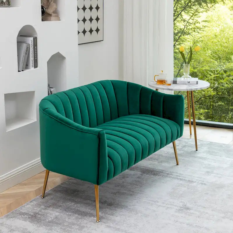 Samtiges Zweisitzer-Sofa mit kanalgetufteter Rückenlehne und Metallbeinen