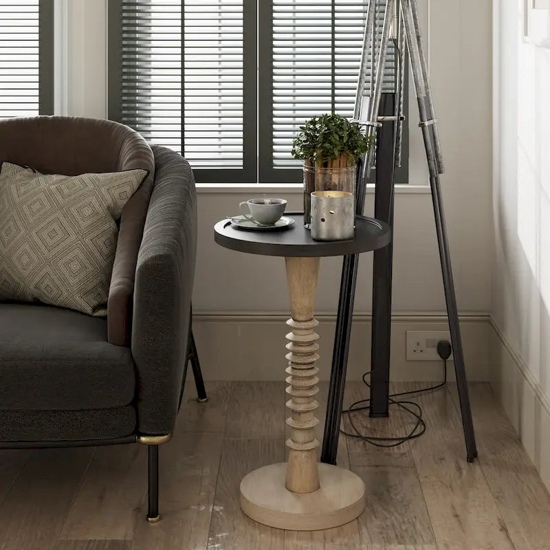 Kleine bijzettafel van massief hout met voet en rond dienbladblad