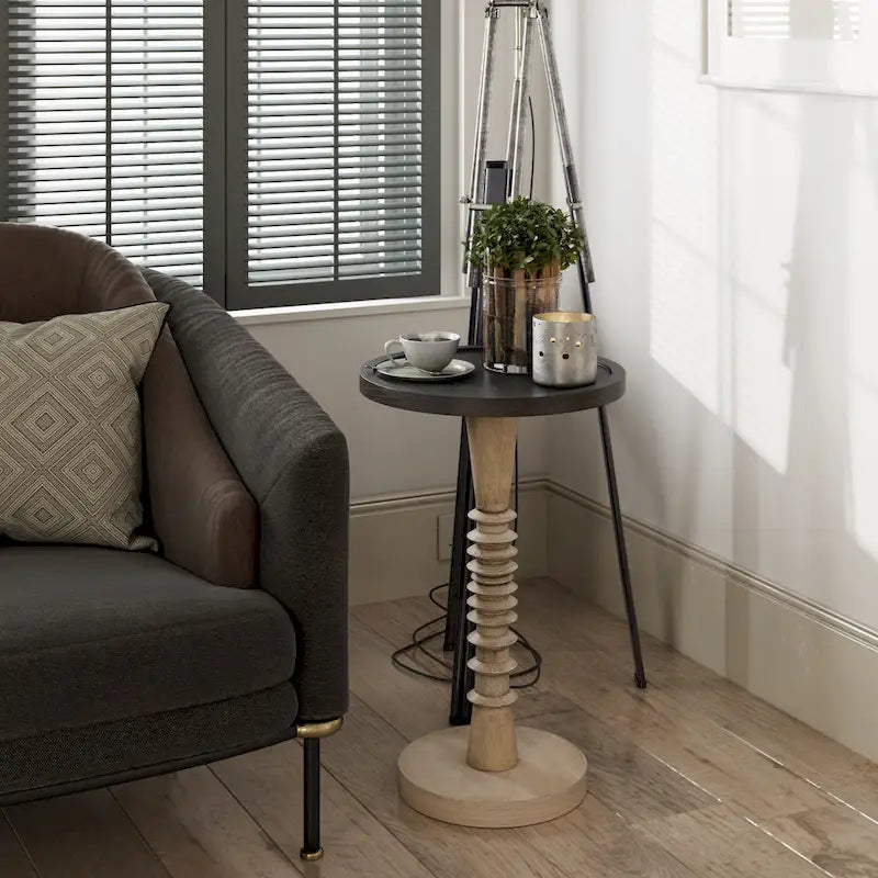 Kleine bijzettafel van massief hout met voet en rond dienbladblad