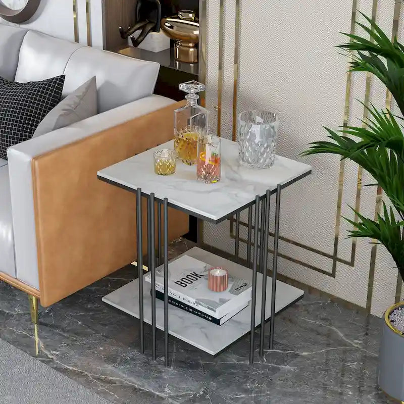 Quadratischer Beistelltisch mit 2 Ebenen aus gesintertem Stein und goldenem Metallgestell