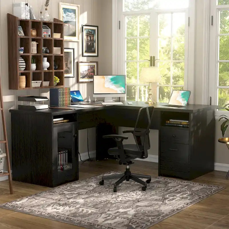 Moderner L-förmiger Schreibtisch im Landhausstil mit Stauraum und Ladeanschlüssen