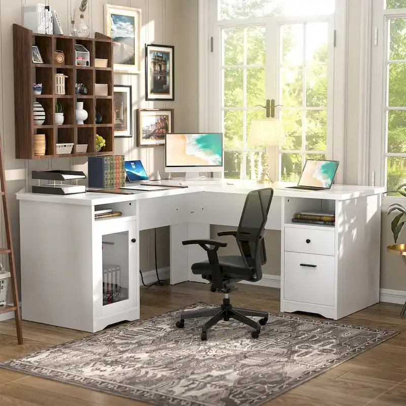 Moderner L-förmiger Schreibtisch im Landhausstil mit Stauraum und Ladeanschlüssen