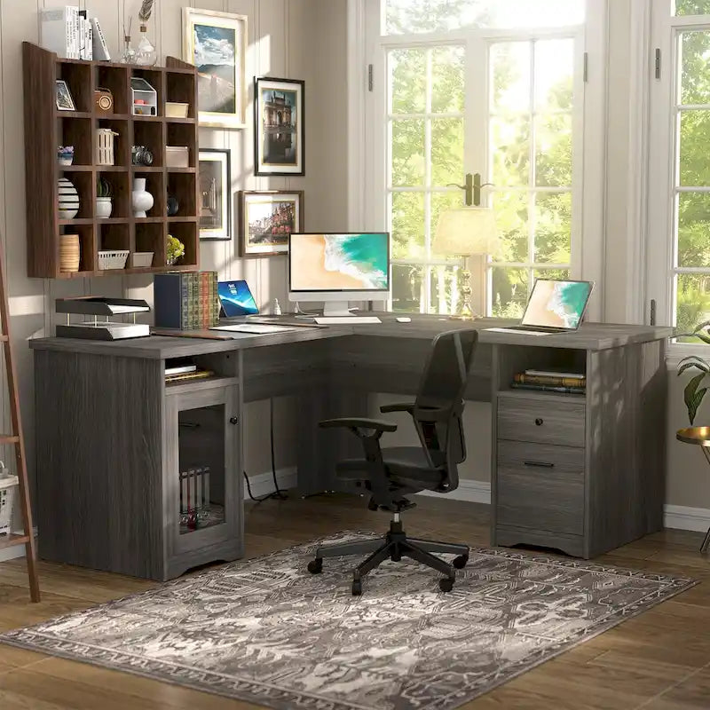 Moderner L-förmiger Schreibtisch im Landhausstil mit Stauraum und Ladeanschlüssen