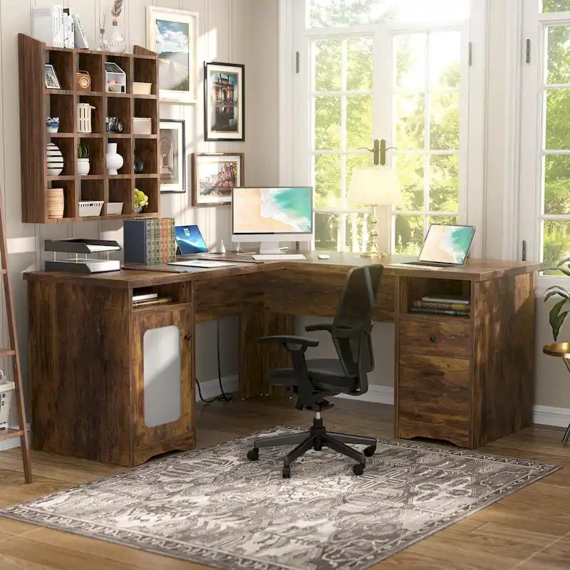 Moderner L-förmiger Schreibtisch im Landhausstil mit Stauraum und Ladeanschlüssen